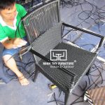 Chi tiết công việc đan thủ công ghế café mây nhựa tại xưởng sản xuất Nội thất Minh Thy