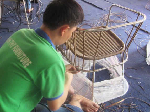Cách bước đan ghế nhựa giả mây tại xưởng Minh Thy