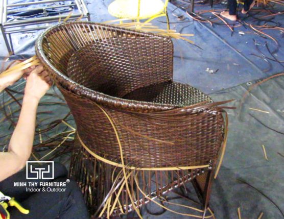 Cách thức đan bàn ghế café mây nhựa MT2A29 ngoài trời tại xưởng sản xuất Minh Thy Furniture