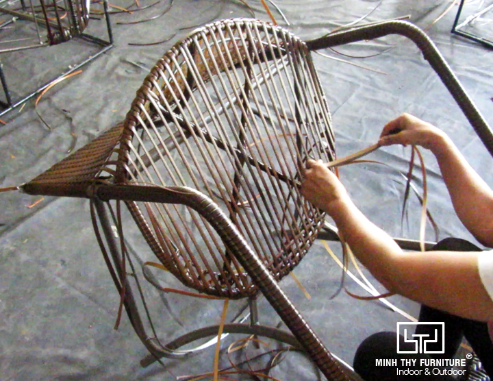 Cách thức đan bàn ghế café mây nhựa MT2A29 ngoài trời tại xưởng sản xuất Minh Thy Furniture