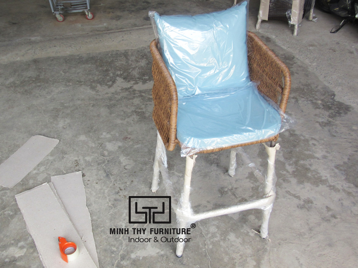 Khám phá cách đan ghế quầy bar mây nhựa ngoài trời tại xưởng đan mẫu của Minh Thy Furniture